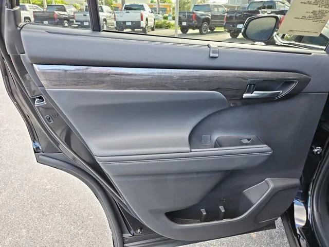 new 2025 Toyota Highlander Hybrid car, priced at $53,765