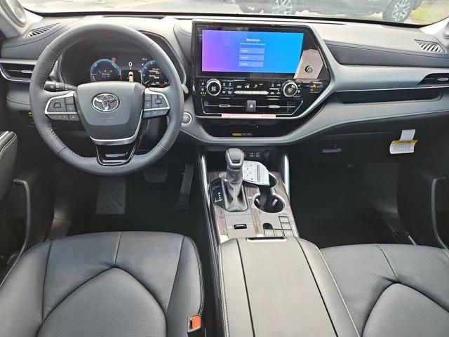 new 2025 Toyota Highlander Hybrid car, priced at $53,765