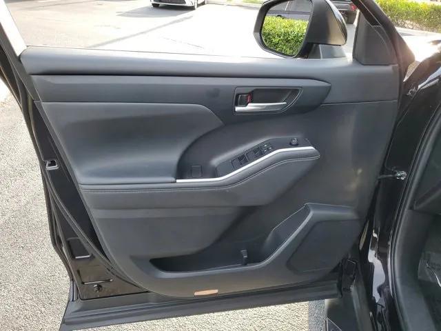 used 2022 Toyota Highlander car, priced at $33,957