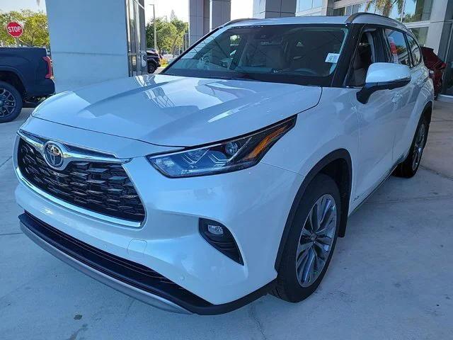 new 2025 Toyota Highlander Hybrid car, priced at $55,577