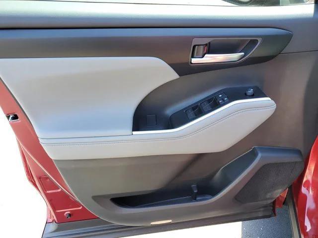 new 2025 Toyota Highlander car, priced at $43,246
