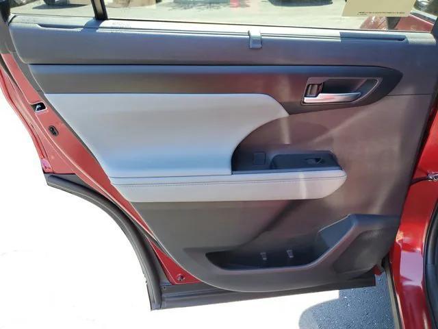 new 2025 Toyota Highlander car, priced at $43,246