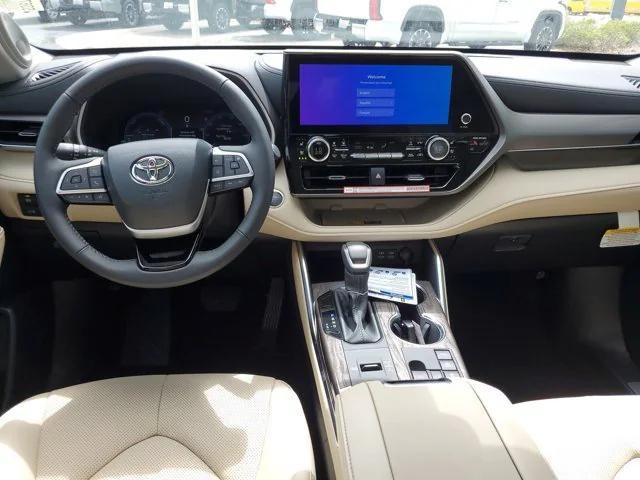 new 2025 Toyota Highlander Hybrid car, priced at $54,073