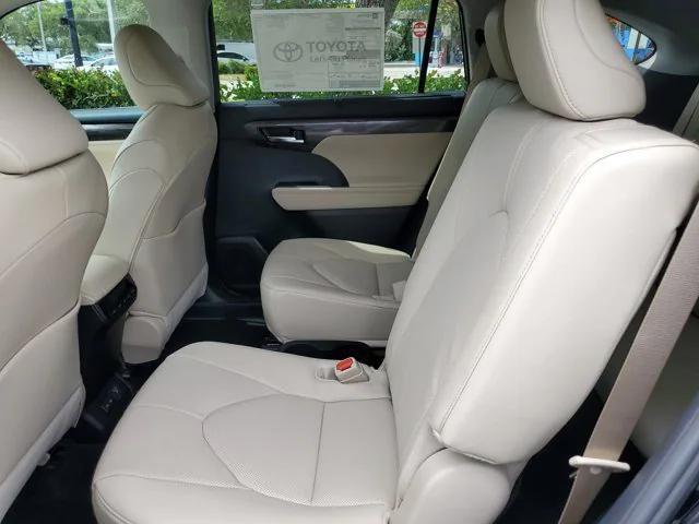 new 2025 Toyota Highlander Hybrid car, priced at $54,073