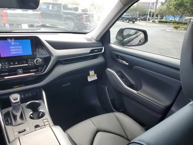 new 2026 Toyota Highlander Hybrid car, priced at $46,683
