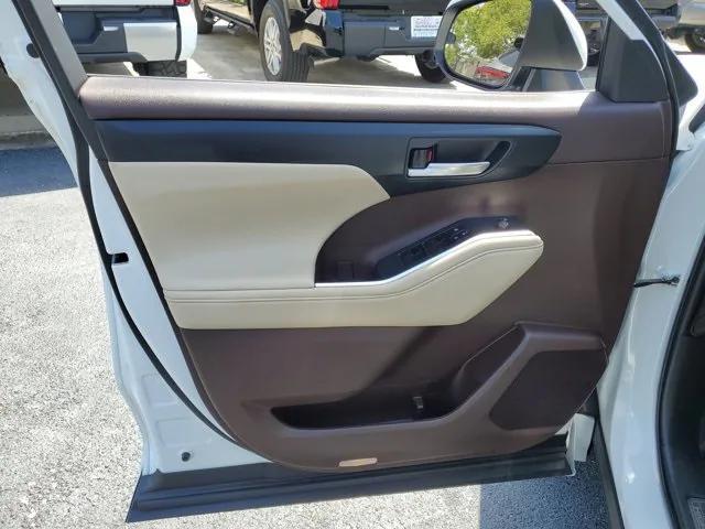 used 2022 Toyota Highlander car, priced at $33,395