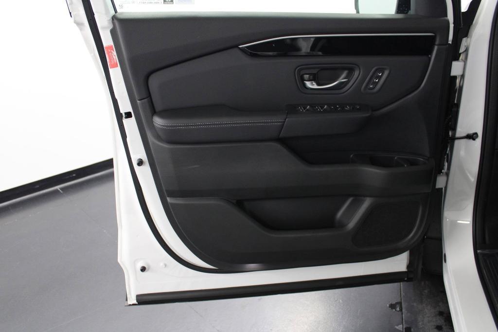 new 2025 Honda Pilot car, priced at $49,395