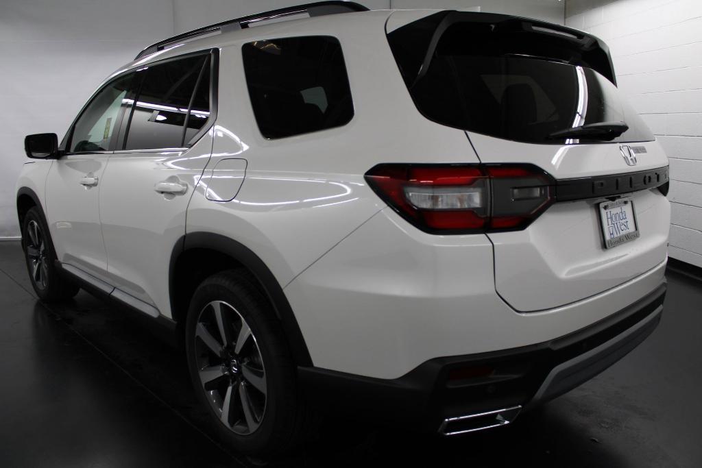 new 2025 Honda Pilot car, priced at $49,395