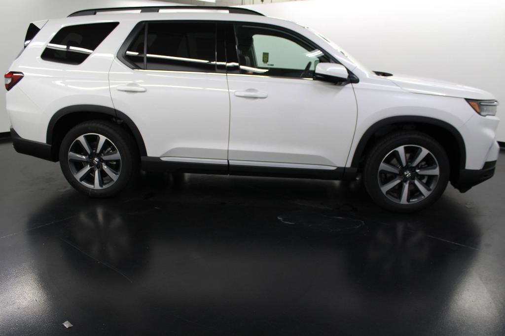 new 2025 Honda Pilot car, priced at $49,395