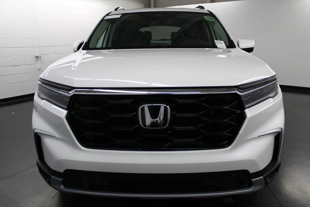 new 2025 Honda Pilot car, priced at $49,395