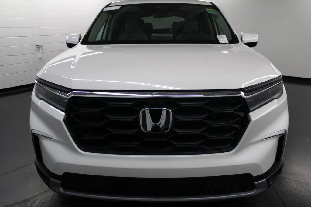 new 2025 Honda Pilot car, priced at $42,829