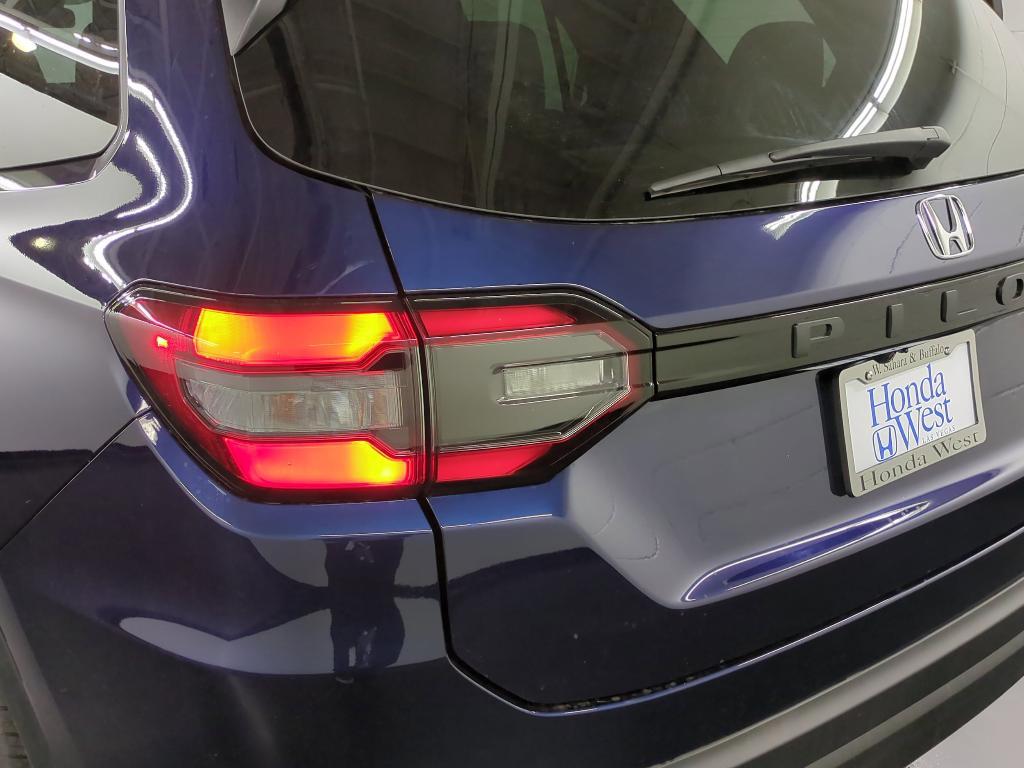 new 2025 Honda Pilot car, priced at $39,953