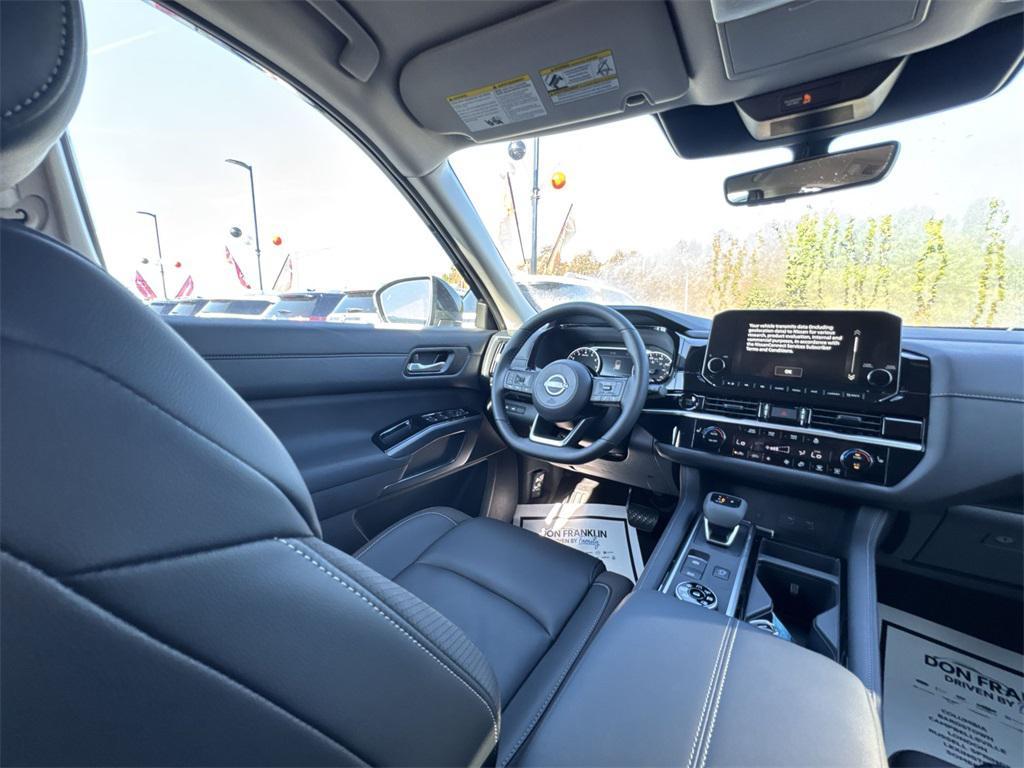 new 2025 Nissan Pathfinder car, priced at $43,921