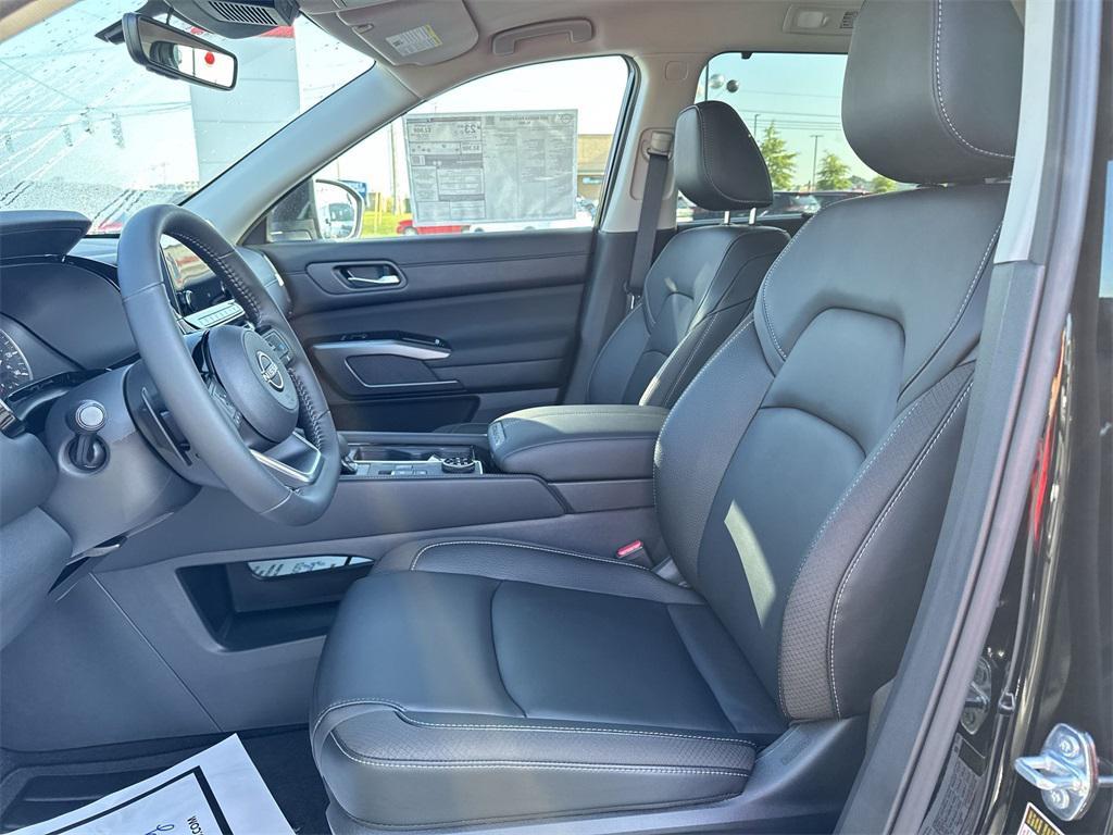 new 2025 Nissan Pathfinder car, priced at $43,921