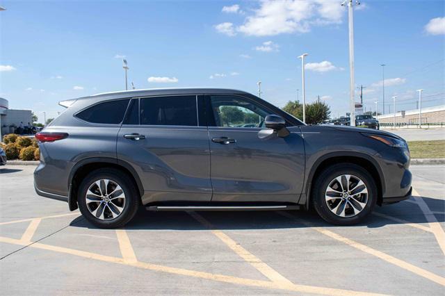 used 2022 Toyota Highlander car, priced at $33,245