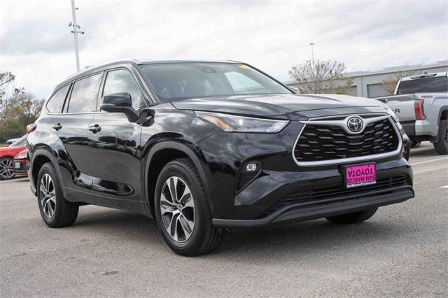 used 2021 Toyota Highlander car, priced at $29,886