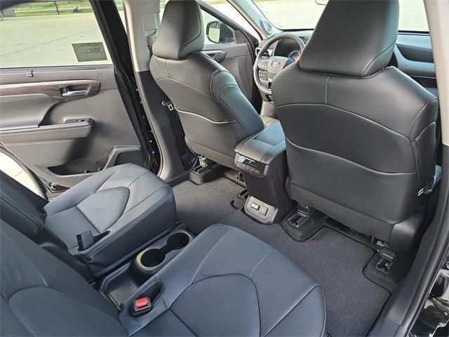 new 2025 Toyota Highlander Hybrid car, priced at $54,987