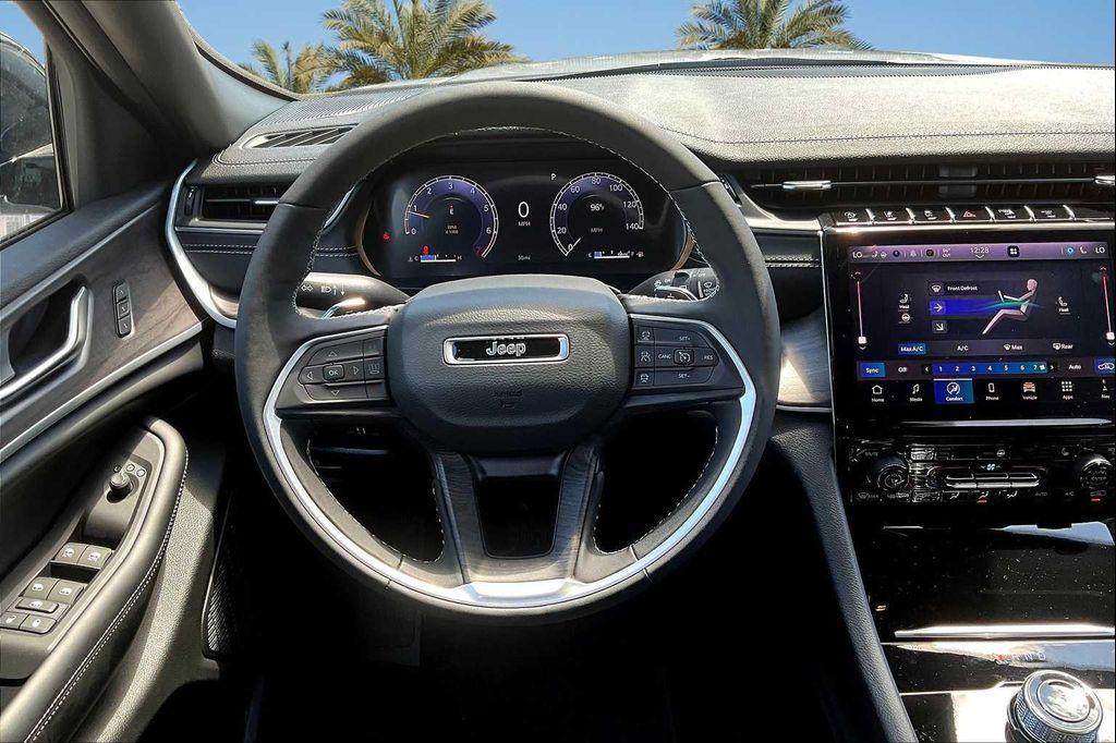 new 2025 Jeep Grand Cherokee car, priced at $43,033