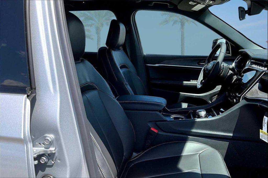 new 2025 Jeep Grand Cherokee car, priced at $43,033