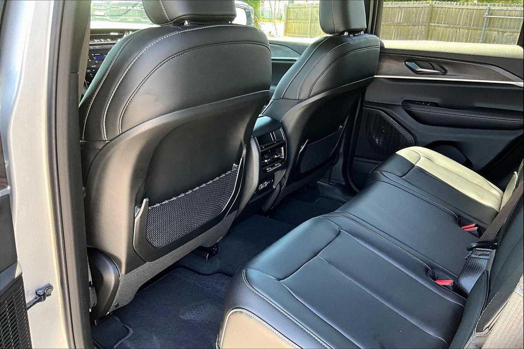 new 2025 Jeep Grand Cherokee car, priced at $43,033