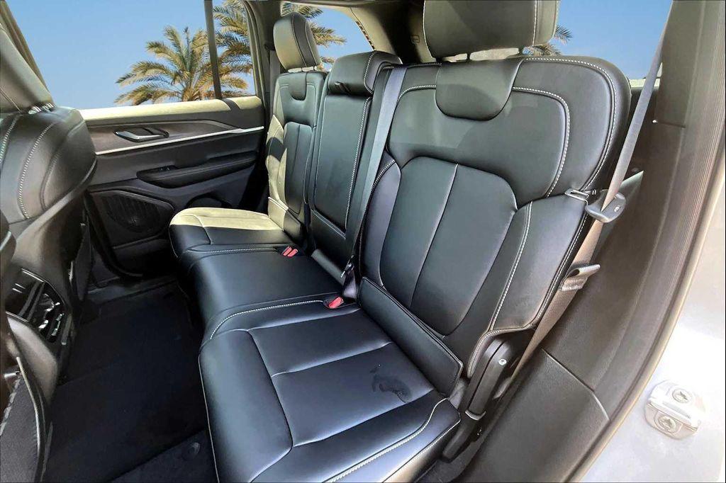 new 2025 Jeep Grand Cherokee car, priced at $43,033