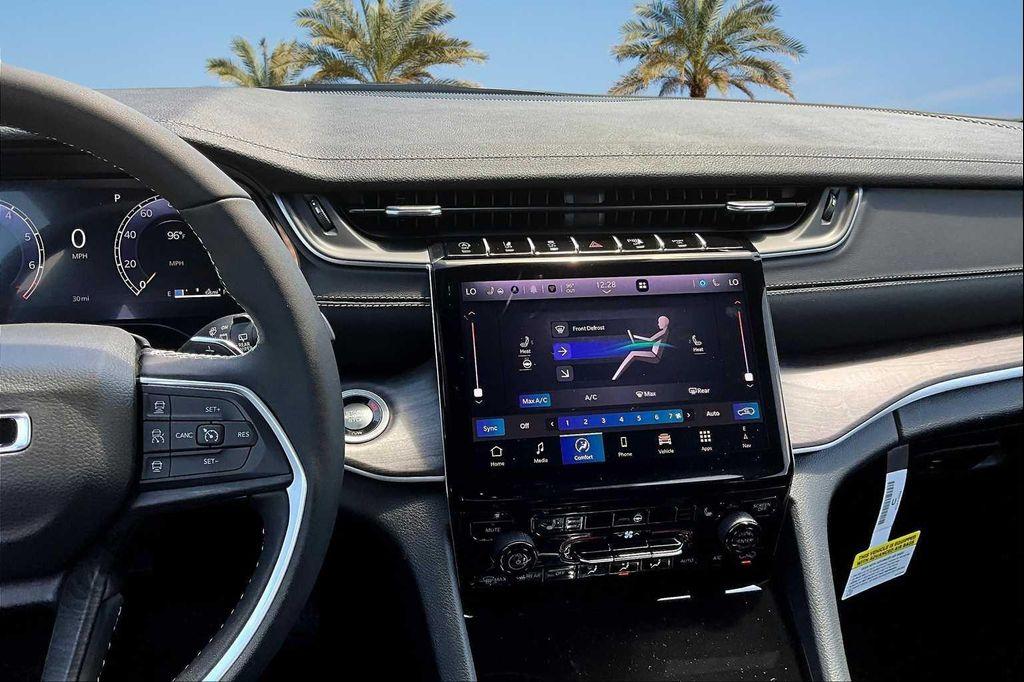 new 2025 Jeep Grand Cherokee car, priced at $43,033