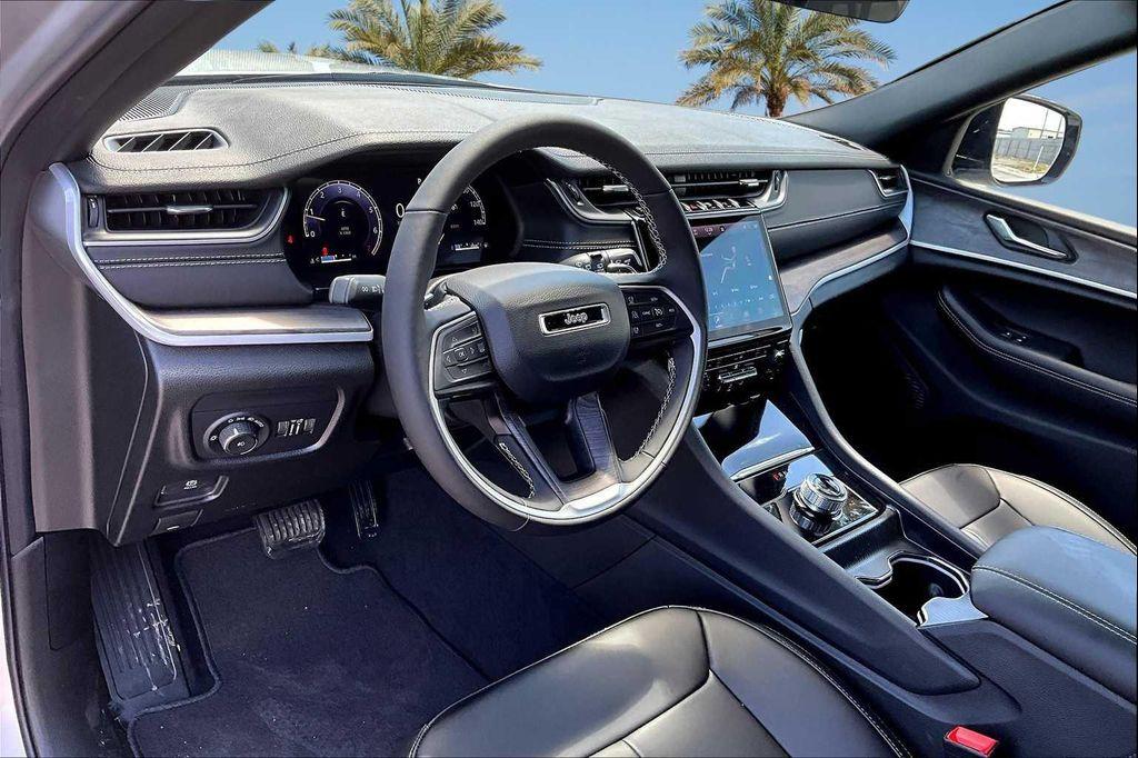 new 2025 Jeep Grand Cherokee car, priced at $43,033