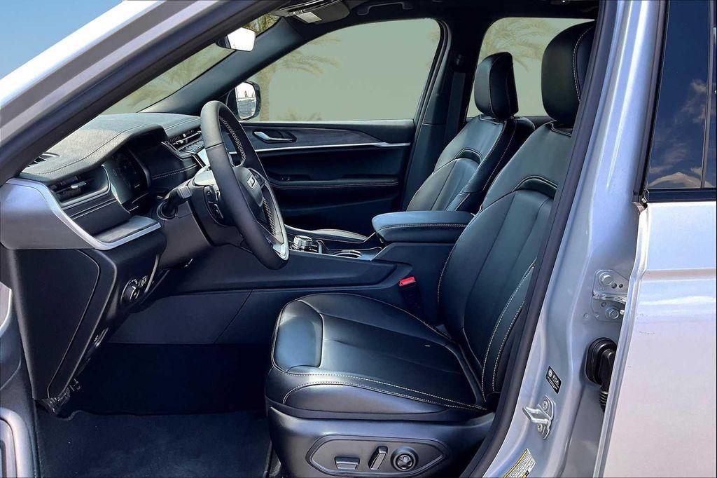new 2025 Jeep Grand Cherokee car, priced at $43,033