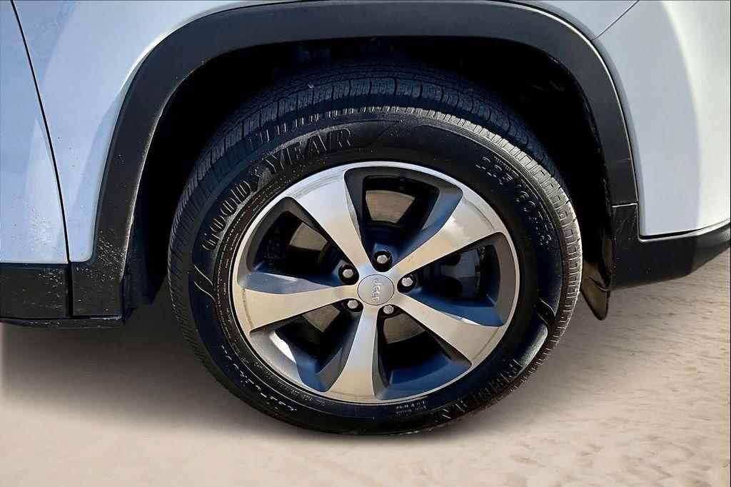 used 2020 Jeep Cherokee car, priced at $17,808