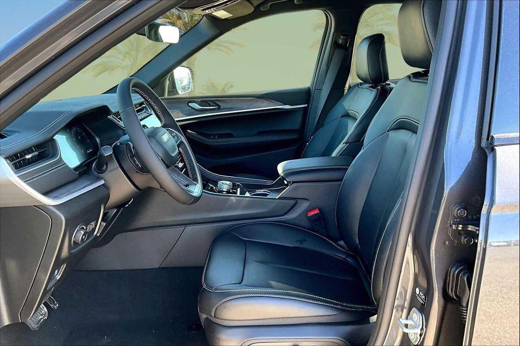 new 2025 Jeep Grand Cherokee car, priced at $40,533