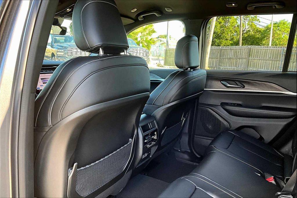 new 2025 Jeep Grand Cherokee car, priced at $40,533