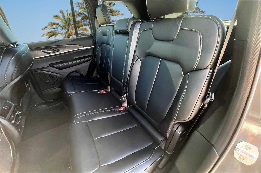 new 2025 Jeep Grand Cherokee car, priced at $40,533