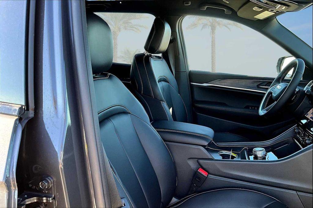 new 2025 Jeep Grand Cherokee car, priced at $40,533