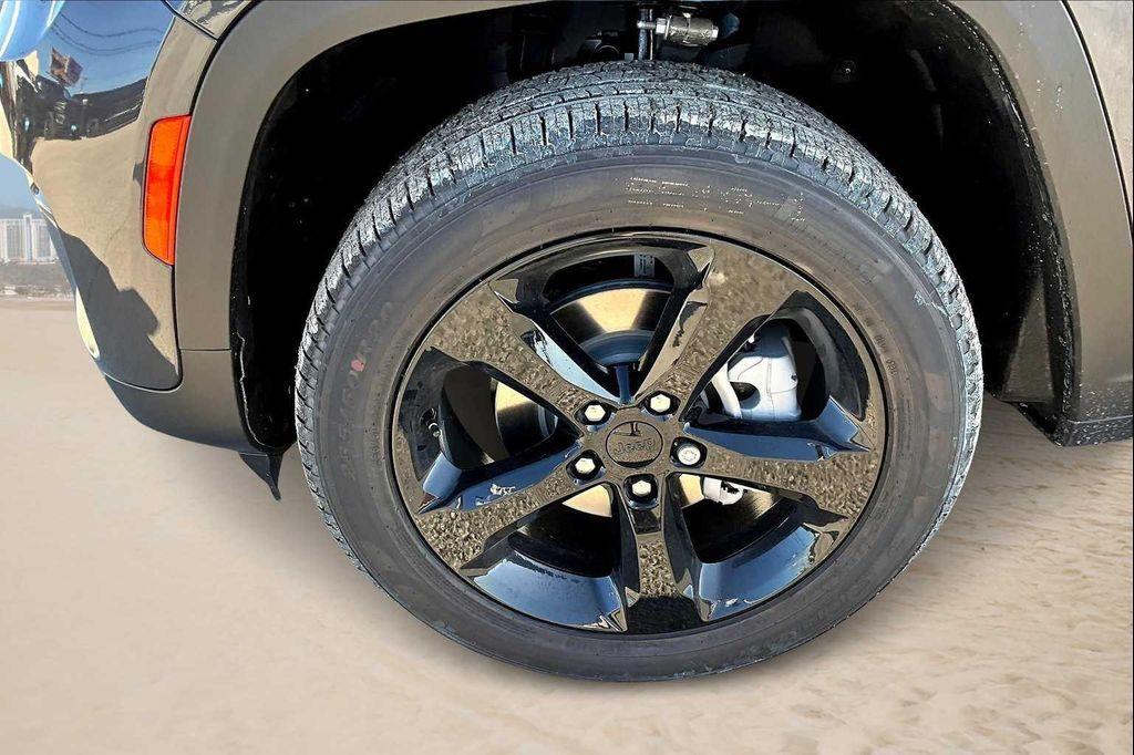 new 2025 Jeep Grand Cherokee car, priced at $40,533