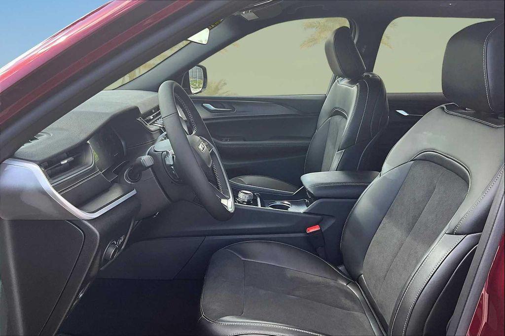 new 2025 Jeep Grand Cherokee car, priced at $40,053