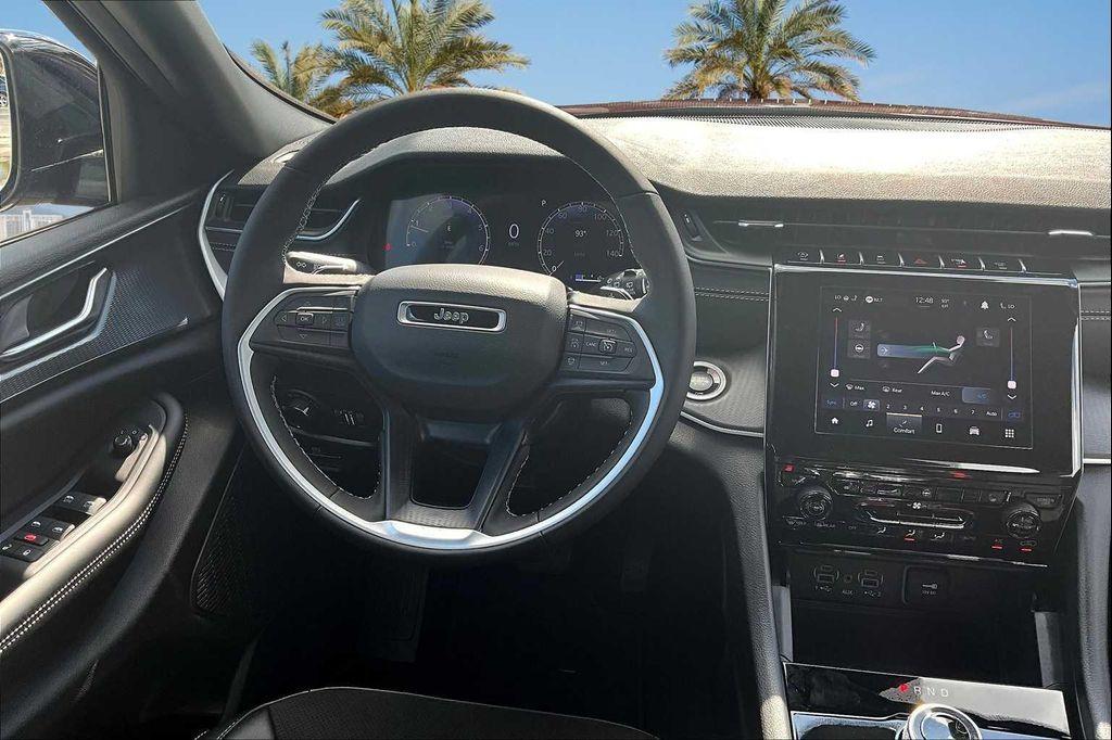 new 2025 Jeep Grand Cherokee car, priced at $40,053