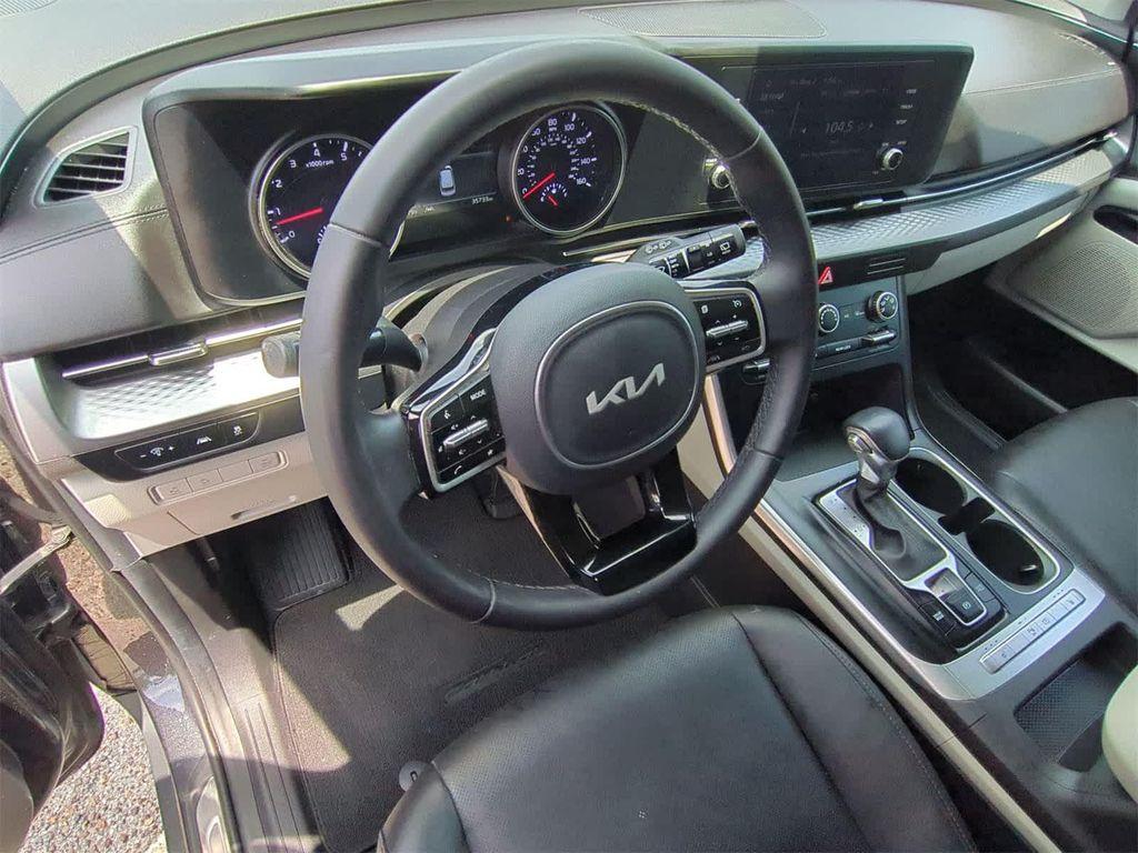 used 2023 Kia Carnival car