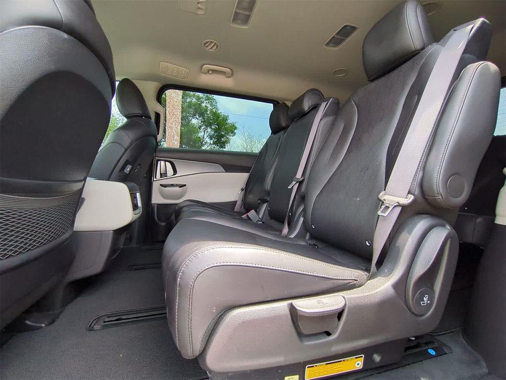 used 2023 Kia Carnival car