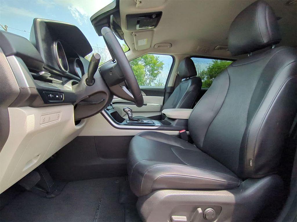 used 2023 Kia Carnival car