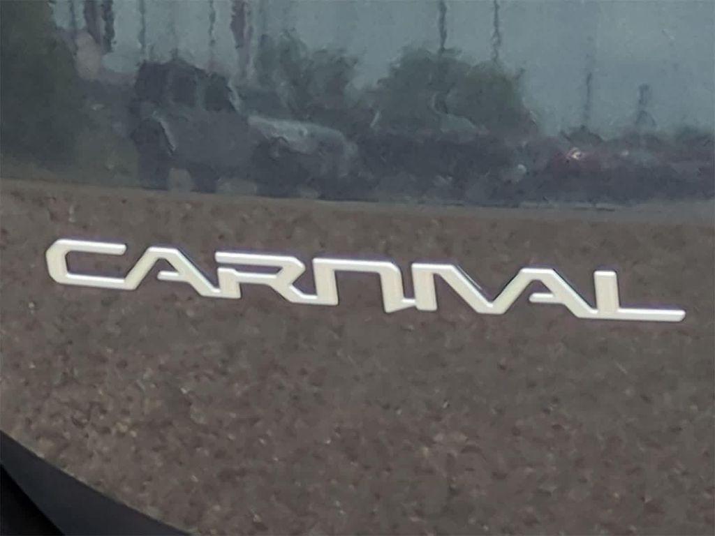 used 2023 Kia Carnival car