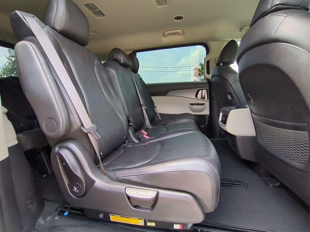 used 2023 Kia Carnival car