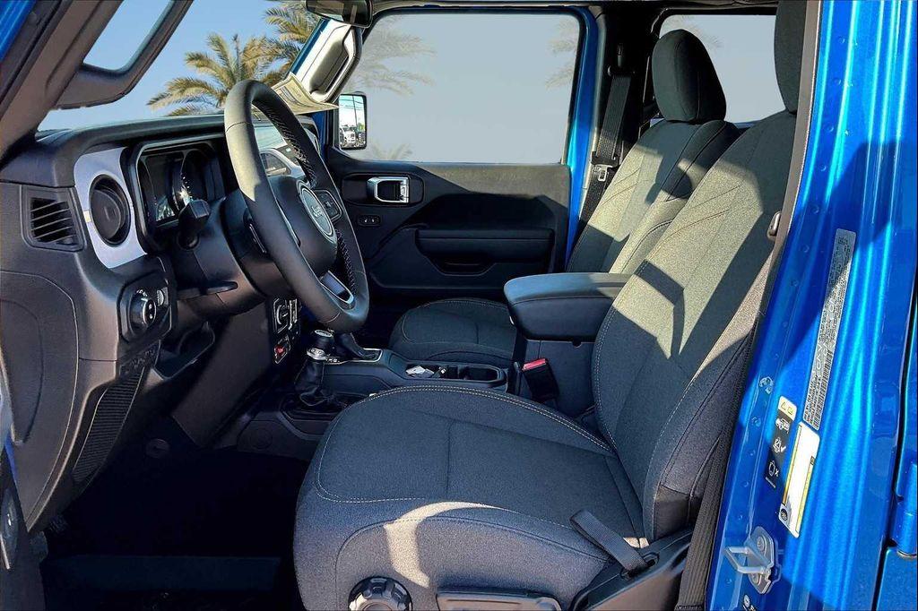 new 2025 Jeep Gladiator car, priced at $44,732