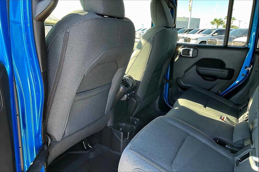 new 2025 Jeep Gladiator car, priced at $44,732