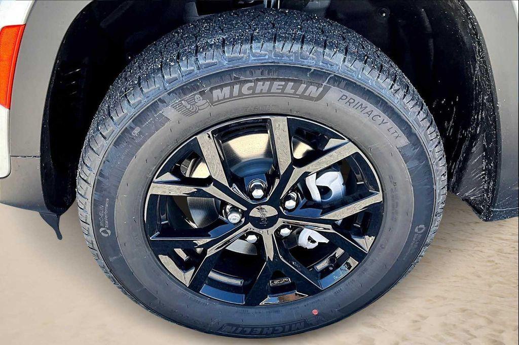 new 2025 Jeep Grand Cherokee car, priced at $40,053