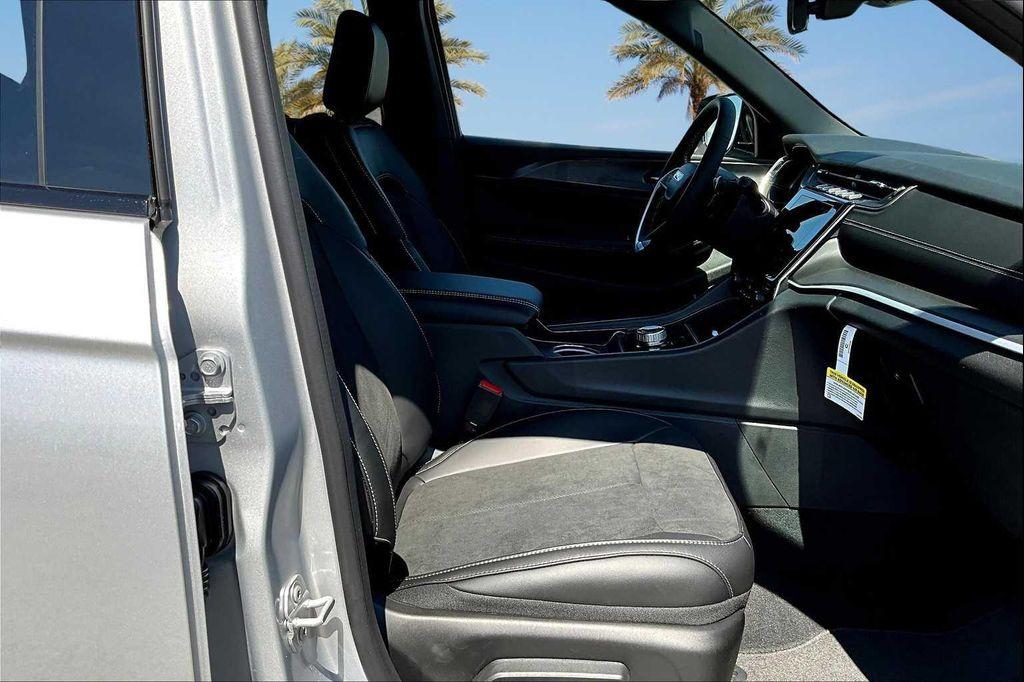 new 2025 Jeep Grand Cherokee car, priced at $40,053