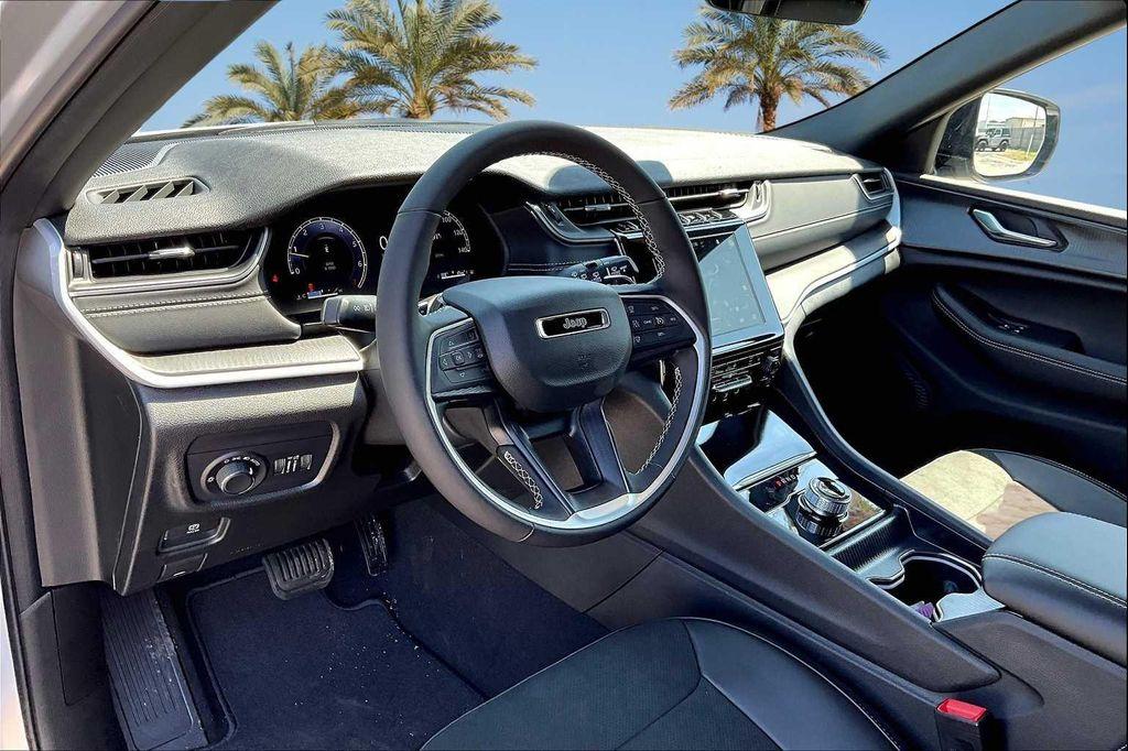 new 2025 Jeep Grand Cherokee car, priced at $40,053