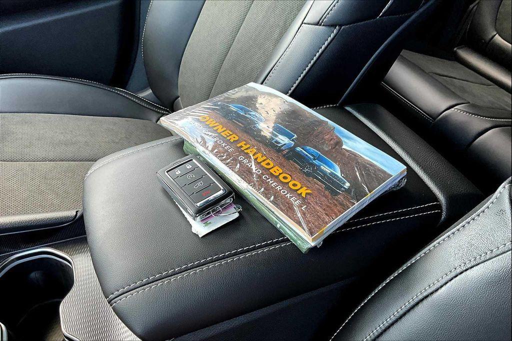 new 2025 Jeep Grand Cherokee car, priced at $40,053