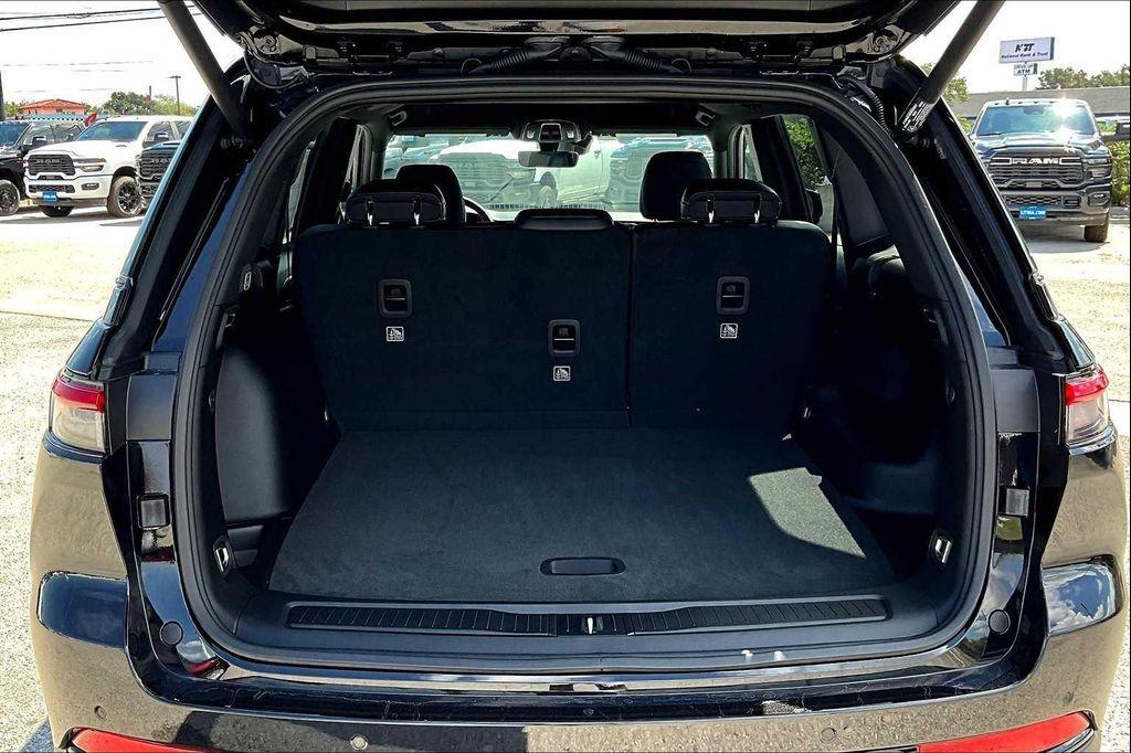 new 2025 Jeep Grand Cherokee car, priced at $40,053