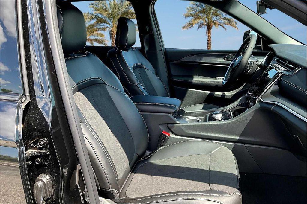 new 2025 Jeep Grand Cherokee car, priced at $40,053