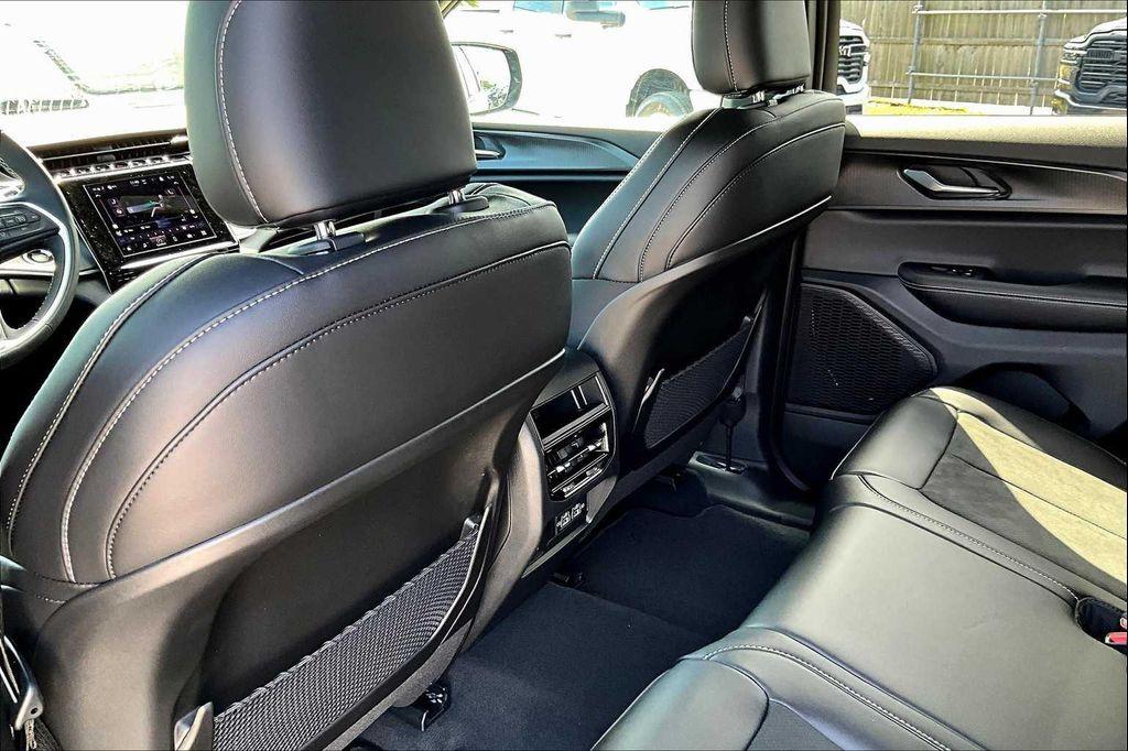 new 2025 Jeep Grand Cherokee car, priced at $40,053